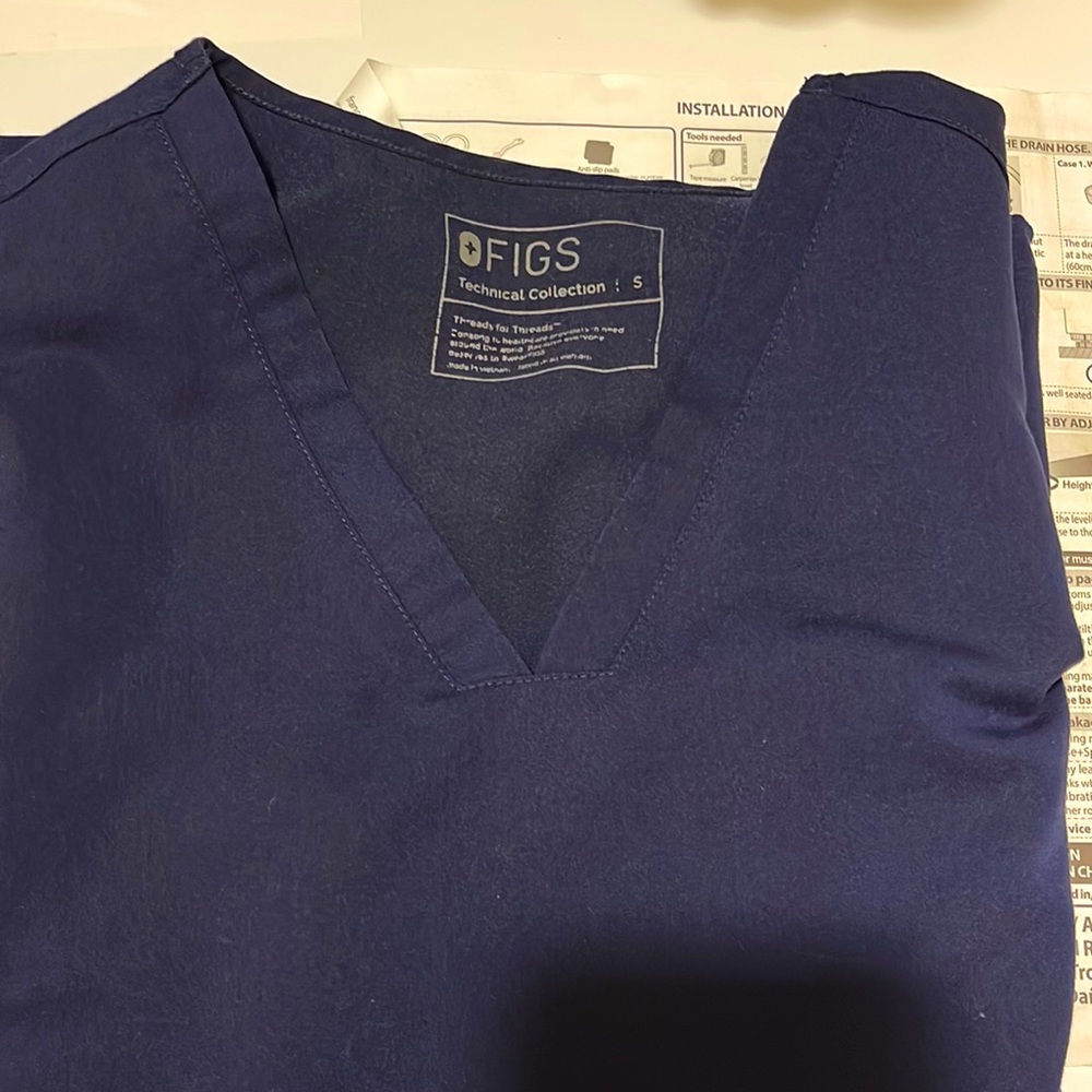 Fig Casma™ Three-Pocket Scrub Top